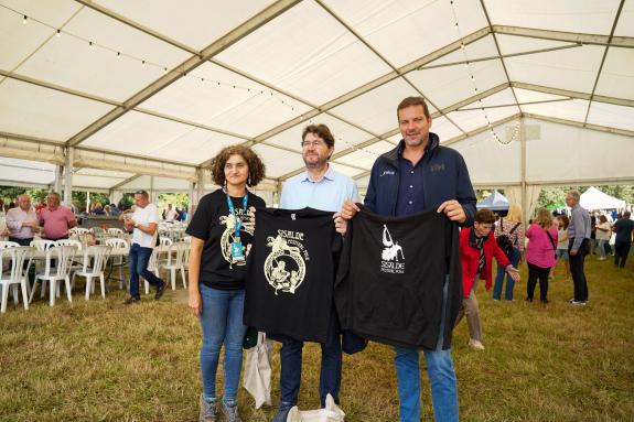 Imaxe da nova:López Campos comparte coa veciñanza unha xornada tradicional na fraga do río Sisalde