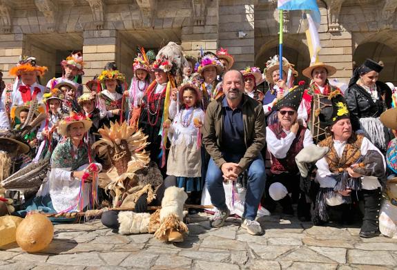 Imagen de la noticia:Más de 400 representantes de los carnavales gallegos desfilaron por las calles de Santiago para promover la desestacionaliza...