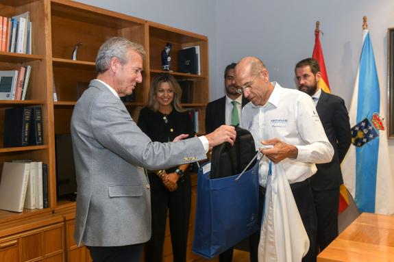 Imagen de la noticia:Rueda traslada el apoyo de Galicia al deportista sénior José Antonio Fernández que participará en una prueba deportiva de al...