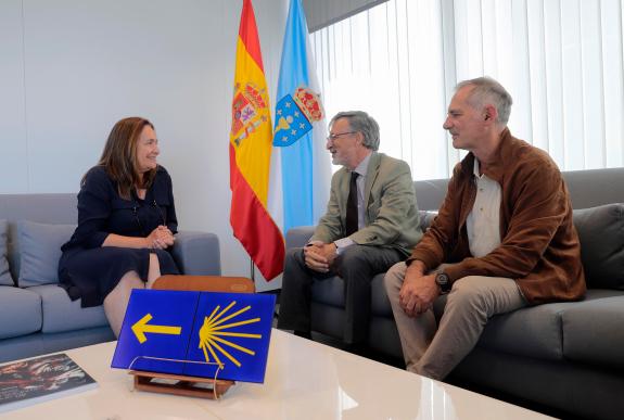 Imagen de la noticia:Ana Ortiz mantiene una reunión de trabajo con los responsables de la agrupación territorial Galicia-Norte de Portugal