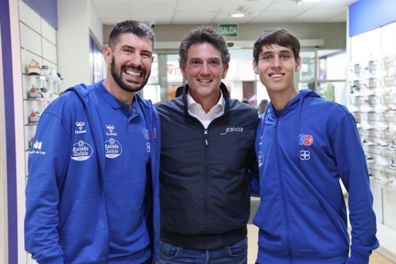 Imagen de la noticia:El delegado de la Xunta participa en la presentación del equipo y la nueva camiseta del CB Breogán