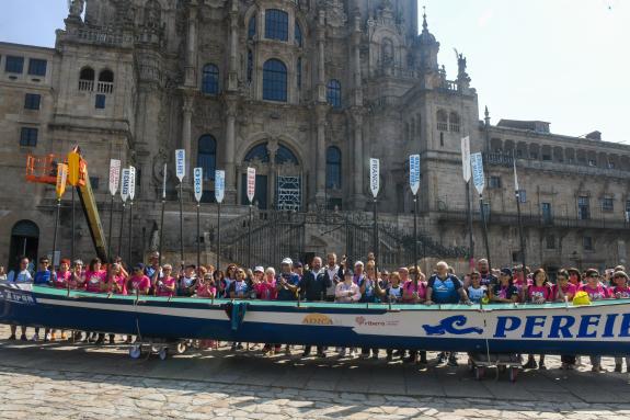 Imagen de la noticia:La Xunta recibe en el Obradoiro un grupo de mujeres de la Asociación de Cancro de Mama do Morrazo que realizó la Ruta Trasla...