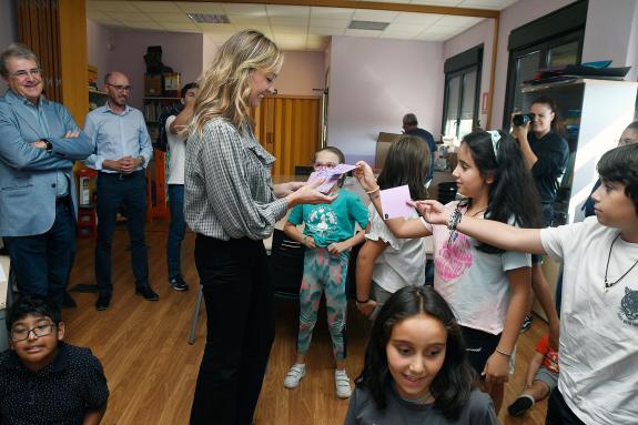 Imaxe da nova:Fabiola García lembra que desde mañá se poden solicitar as axudas do Bono Concilia Familia para o pago de campamentos ou coidadores...