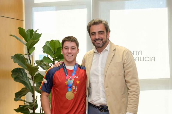 Imagen de la noticia:Diego Calvo recibe al coruñés Jacobo Copa, campeón del mundo sub-19 de hockey sobre patines