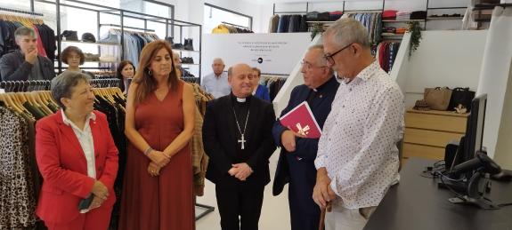 Imaxe da nova:A Xunta pon en valor a nova tenda ‘Arroupa’ de Cáritas en Carballo como unha aposta polo emprego inclusivo e pola economía circular
