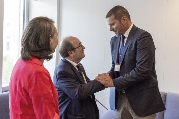 Imagen de la noticia:López Campos entrega al embajador de España ante la Unesco el primer expediente de la candidatura de la Ribeira Sacra a Patr...