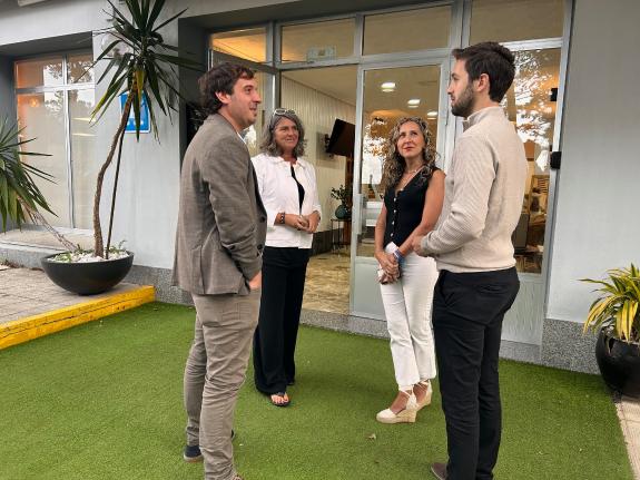 Imagen de la noticia:Martina Aneiros anima a los establecimientos de Ferrolterra a adherirse a la campaña del bono turístico de la Xunta este oto...