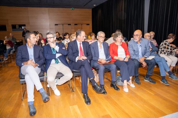 Imaxe da nova:Villares asiste á conferencia de Ernesto Penas sobre o fomento do consumo de peixe e a xestión pesqueira no Club Faro