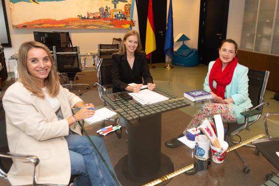 Imaxe da nova:Lara Meneses reúnese coa asociación de cooperación e promoción xuvenil Ocionautas