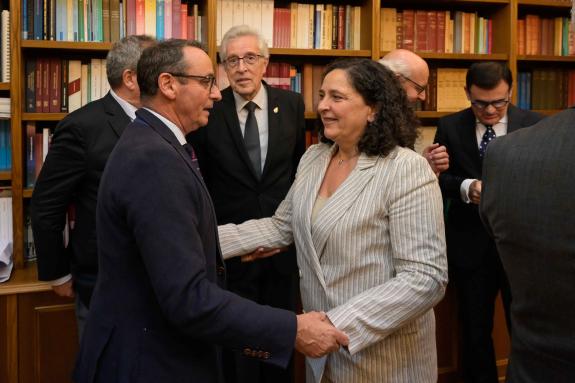 Imagen de la noticia:La delegada territorial de la Xunta en A Coruña y el director general de Justicia asisten a una conferencia impartida por el...