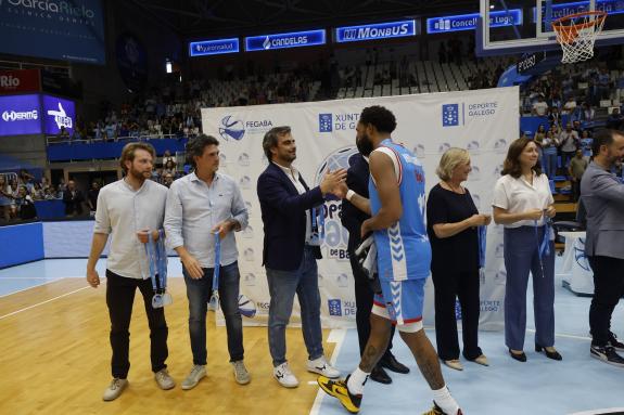 Imagen de la noticia:Diego Calvo asiste a la final de la Copa Galicia de Baloncesto