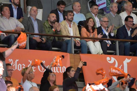 Imagen de la noticia:Diego Calvo asiste al partido de estreno del Leyma Básquet Coruña en la liga Endesa ACB