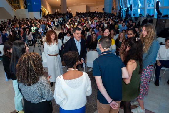 Imaxe da nova:Román Rodríguez dá a benvida a 665 auxiliares de conversa de 24 países dos 5 continentes que traballarán nas aulas galegas este cur...