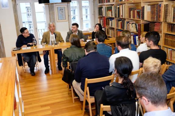 Imaxe da nova:Valentín García acompaña a Daniel Chapela na presentación da obra ‘Biscoito de Laranxa’