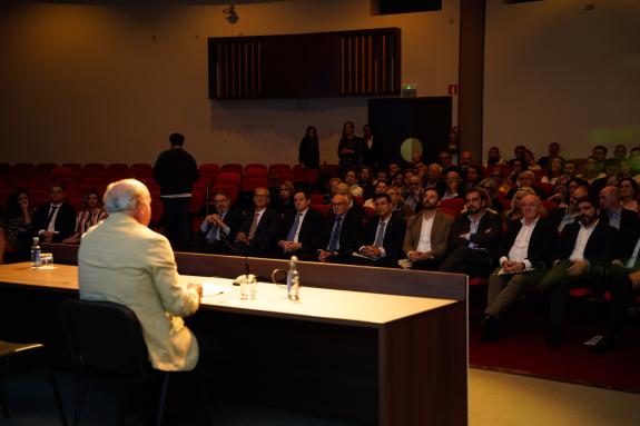 Imagen de la noticia:Diego Calvo asiste a la conferencia del juez Manuel García-Castellón en el Foro Ideal