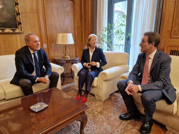 Imagen de la noticia:El delegado territorial de la Xunta visitó la Audiencia Provincial de Pontevedra