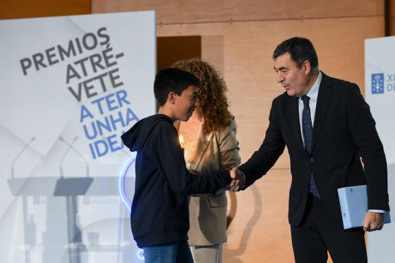 Imaxe da nova:Román Rodríguez gaba a creatividade dos 77 alumnos de 11 centros educativos premiados polas súas ideas de negocio no concurso ‘Atré...