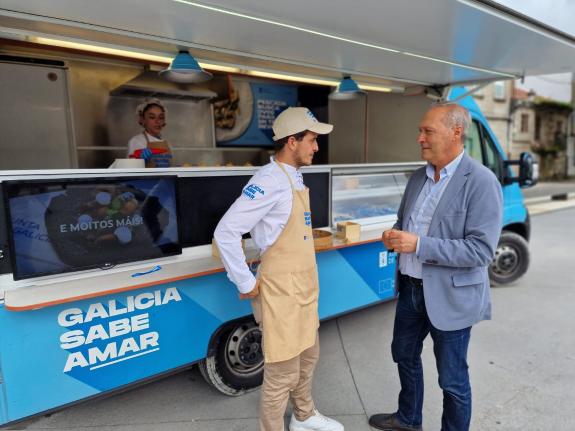Imaxe da nova:O delegado da Xunta visita unha das foodtrucks de Galicia Sabe Amar ao seu paso por Ponte Caldelas