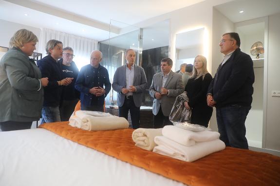 Imagen de la noticia:O delegado de Pontevedra lembra que os establecementos hoteleiros aínda se poden adherir ao bono turismo nunha visita a Harp...