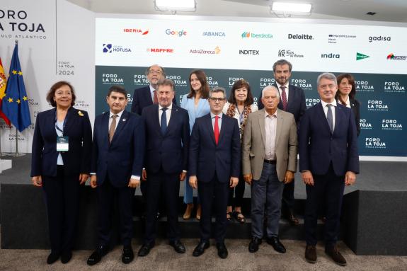 Imaxe da nova:Diego Calvo e María Martínez Allegue asisten á clausura do 'Foro La Toja 2024'