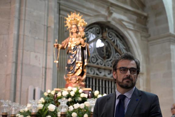 Imaxe da nova:Diego Calvo realiza a ofrenda á Virxe do Rosario na Coruña