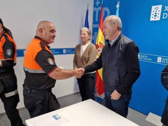 Imaxe da nova:O delegado territorial entrega os carnés a 16 efectivos da Protección Civil