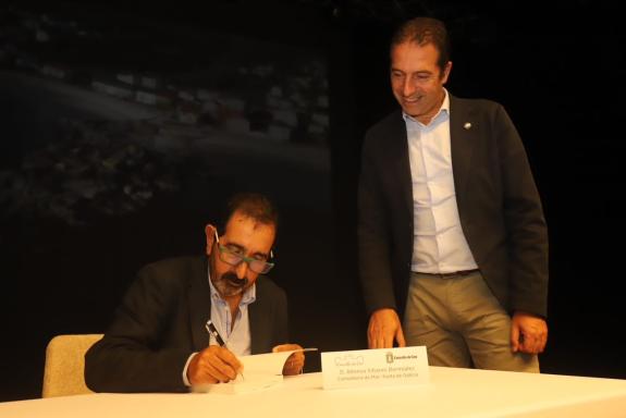 Imaxe da nova:O conselleiro do Mar participa na presentación do último libro de Santi Llovo “A salga en Cee e Dumbría”