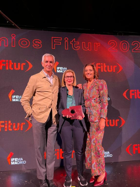 Imagen de la noticia:La apuesta de la Xunta por la promoción de Galicia como destino sostenible y natural, premiada en Fitur 2024