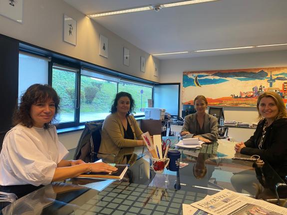 Imaxe da nova:Lara Meneses reúnese coa Federación de Asociacións de Persoas Xordas de Galicia para tratar asuntos do seu departamento