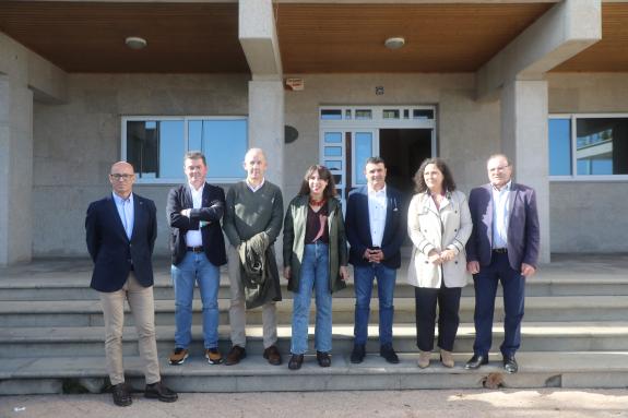 Imagen de la noticia:Lorenzana e os alcaldes da área de Bergantiños abordan as iniciativas postas en marcha polo Goberno galego para atraer inves...