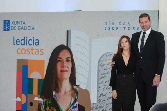 Imagen de la noticia:López Campos ensalza a Ledicia Costas como referente de la calidad de la literatura y lengua gallegas
