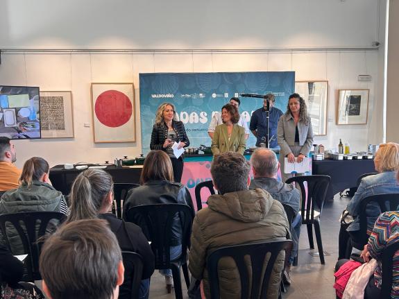 Imaxe da nova:A delegada territorial da Xunta en Ferrol asiste en Valdoviño a unha sesión de cociña mariñeira da man do chef Adrián Pérez