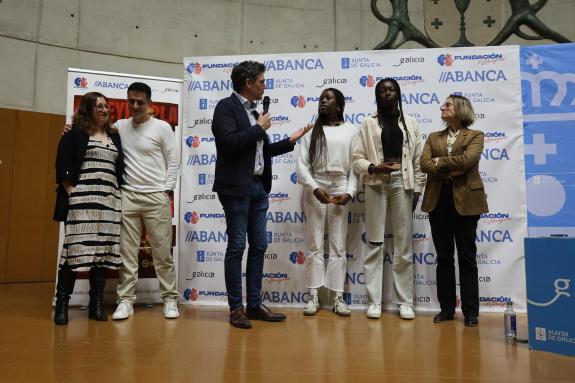 Imagen de la noticia:Unos 300 estudiantes de ESO asistieron hoy en la Delegación de la Xunta en Lugo a la charla de las jugadoras de voleibol Jes...