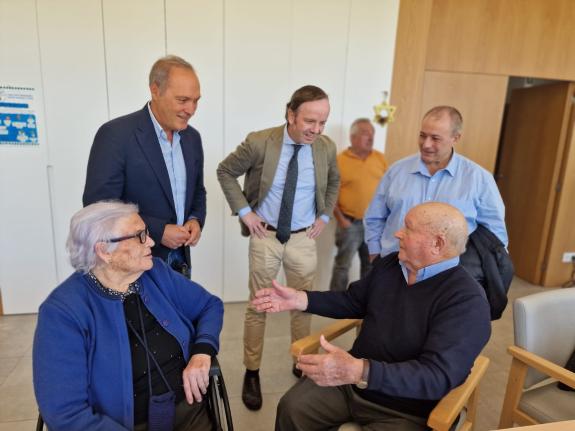 Imagen de la noticia:La Xunta comprueba el funcionamiento de la unidad de vida activa del centro de mayores de Campo Lameiro