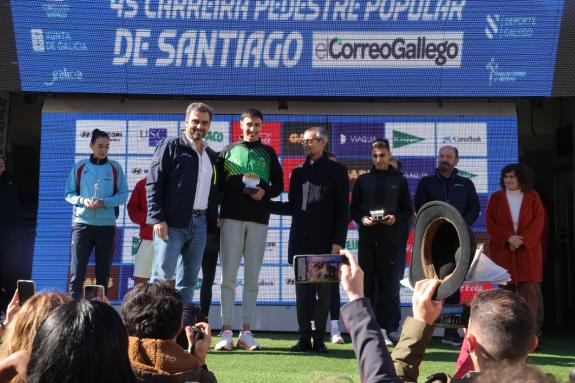 Imagen de la noticia:Diego Calvo participa en la entrega de premios de la 45ª Carrera Pedestre Popular de Santiago de Compostela