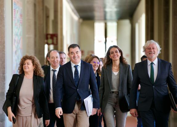 Imagen de la noticia:La Xunta convocará en 2025 como mínimo 1.600 plazas de profesorado a pesar de la bajada del alumnado para seguir mejorando u...