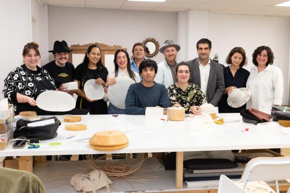 Imaxe da nova:A Xunta aposta pola transmisión do oficio artesanal da sombreirería para garantir a remuda xeracional