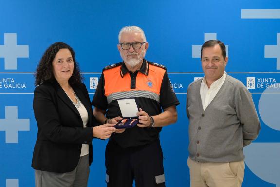 Imaxe da nova:Belén do Campo entrega a medalla ao mérito de Protección Civil ao membro da agrupación de Arteixo, José Manuel López
