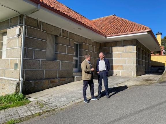 Imaxe da nova:A Xunta asina un convenio co concello de Beariz para renovar a cuberta do centro social de Muradás