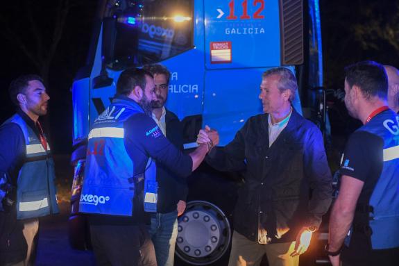 Imaxe da nova:Rueda visita as sedes desde onde partiron os profesionais e os medios materiais que Galicia envía á zona afectada pola DINA