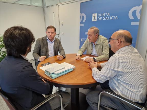 Imaxe da nova:Agustín Reguera aposta polo traballo conxunto e a coordinación tras recibir ao alcalde de Cerdedo-Cotobade