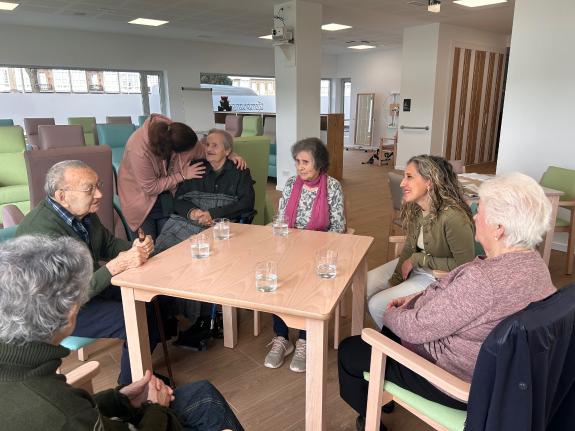 Imagen de la noticia:La delegada territorial de la Xunta visita a los primeros usuarios del centro de día Lembranzas de Cedeira