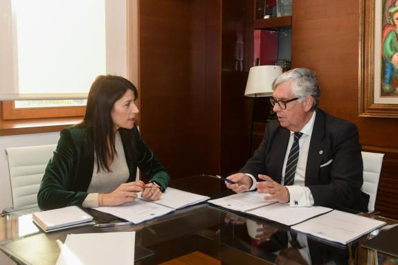 Imaxe da nova:A conselleira María M. Allegue mantén unha xuntanza co presidente da Confederación de Empresarios de Galicia, Juan Manuel Vieites