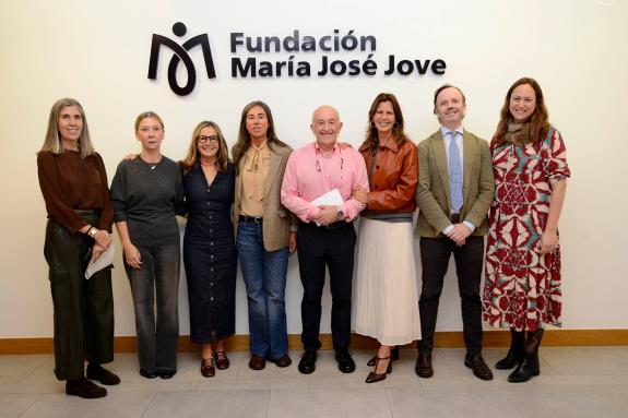 Imagen de la noticia:La Xunta colabora en la edición de un libro que recoge las vivencias personales de doce usuarios de varias residencias de ma...