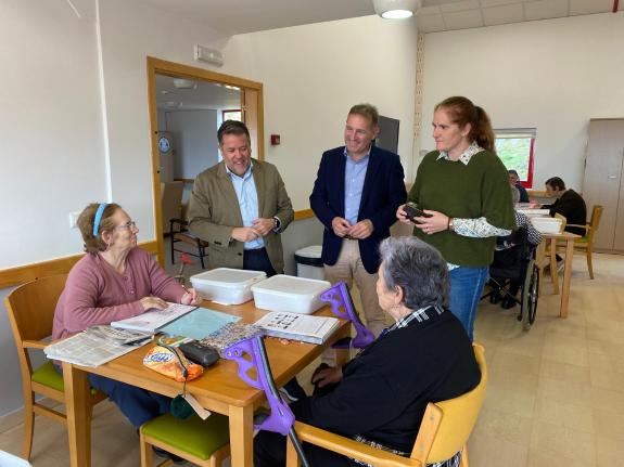 Imagen de la noticia:La Xunta evalúa las mejoras realizadas en el centro de día público para personas mayores de As Neves