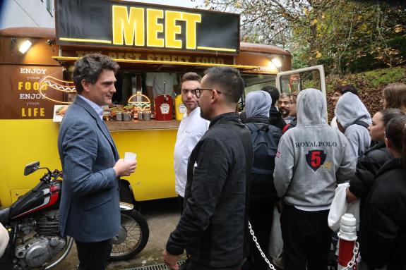 Imaxe da nova:Os ciclos de hostalería do IES Sanxillao organizan un evento para probar o modelo gastronómico das food trucks