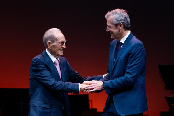 Imaxe da nova:Rueda destaca a contribución dos empresarios da emigración, como Olegario Vázquez Raña, á hora de construír a Galicia moderna