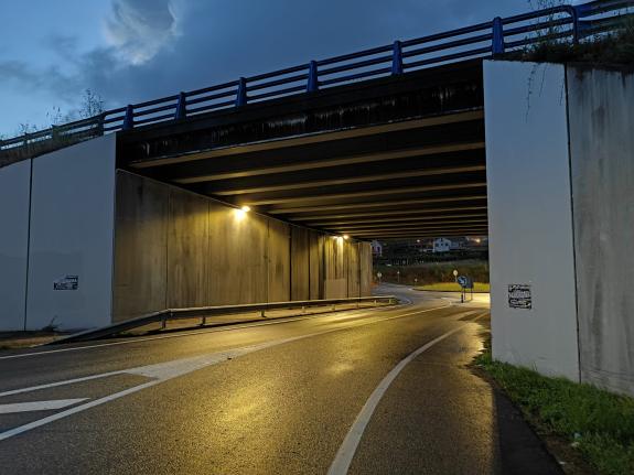 Imagen de la noticia:A Xunta remata as obras de iluminación no enlace de acceso da Autovía do Salnés ao parque empresarial de Nantes, en Sanxenxo