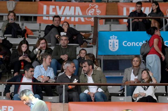 Imagen de la noticia:Diego Calvo asiste en el Coliseum al partido entre Leyma Básquet Coruña y La Laguna Tenerife