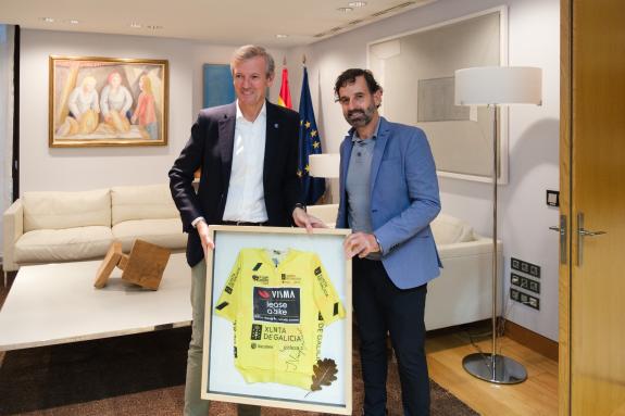 Imaxe da nova:Rueda recibe o maillot amarelo do vencedor da edición do Gran Camiño 2024, Jonas Vingegaard